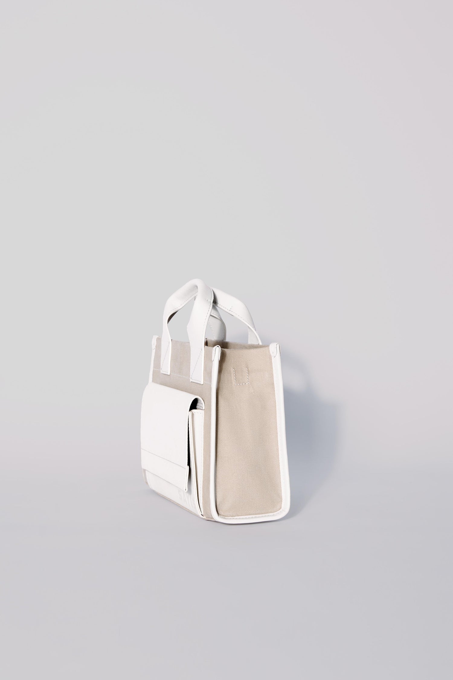 STITCHED POCKET MINI TOTE BAG IN BEIGE AND OFF-WHITE – SAYÉS